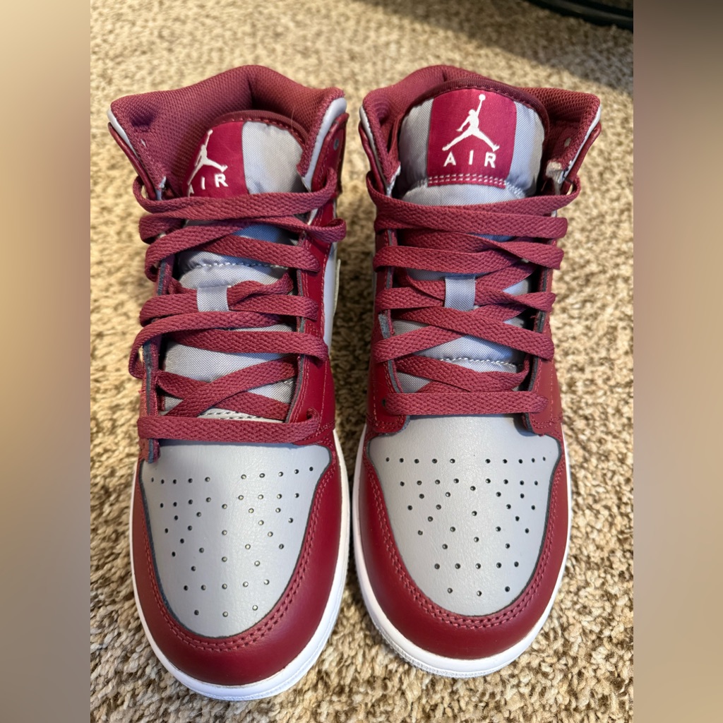 Jordan 1 Mid (Youth 6.5) Cherrywood Red (Gs)